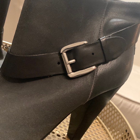 Guess ankle boots with silver buckle, black, size 9 - Picture 2 of 4